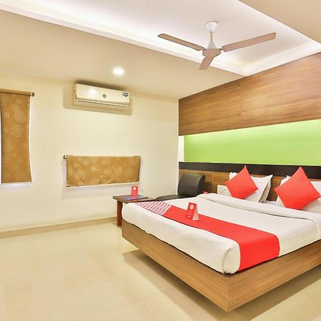 Super Hotel O Apollo Ahmedabad Buitenkant foto