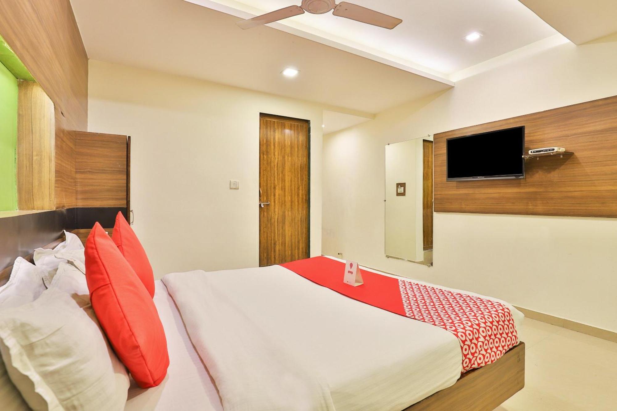 Super Hotel O Apollo Ahmedabad Buitenkant foto