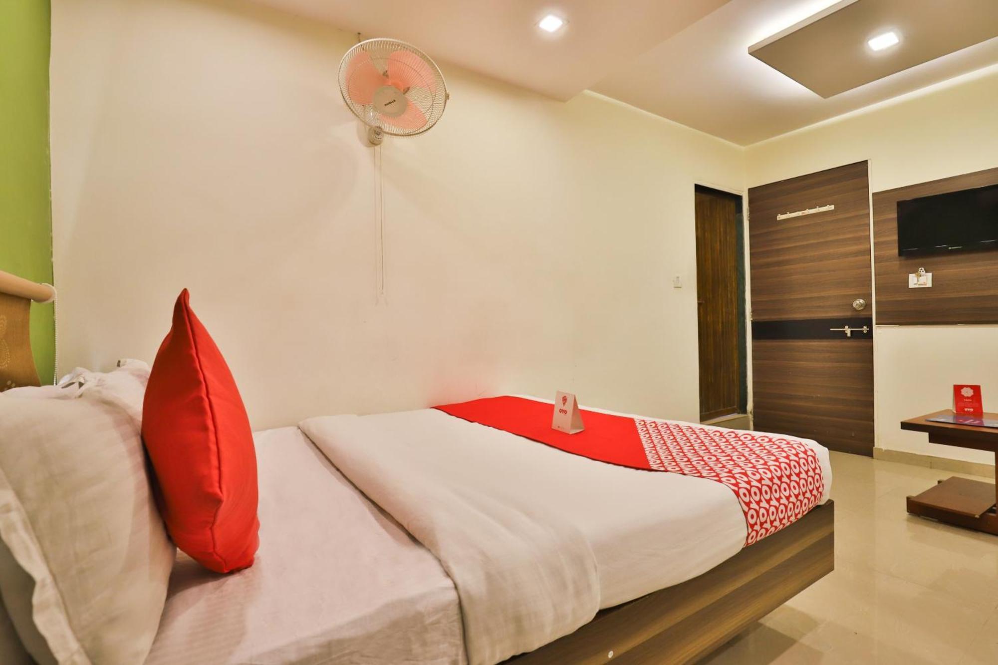Super Hotel O Apollo Ahmedabad Buitenkant foto