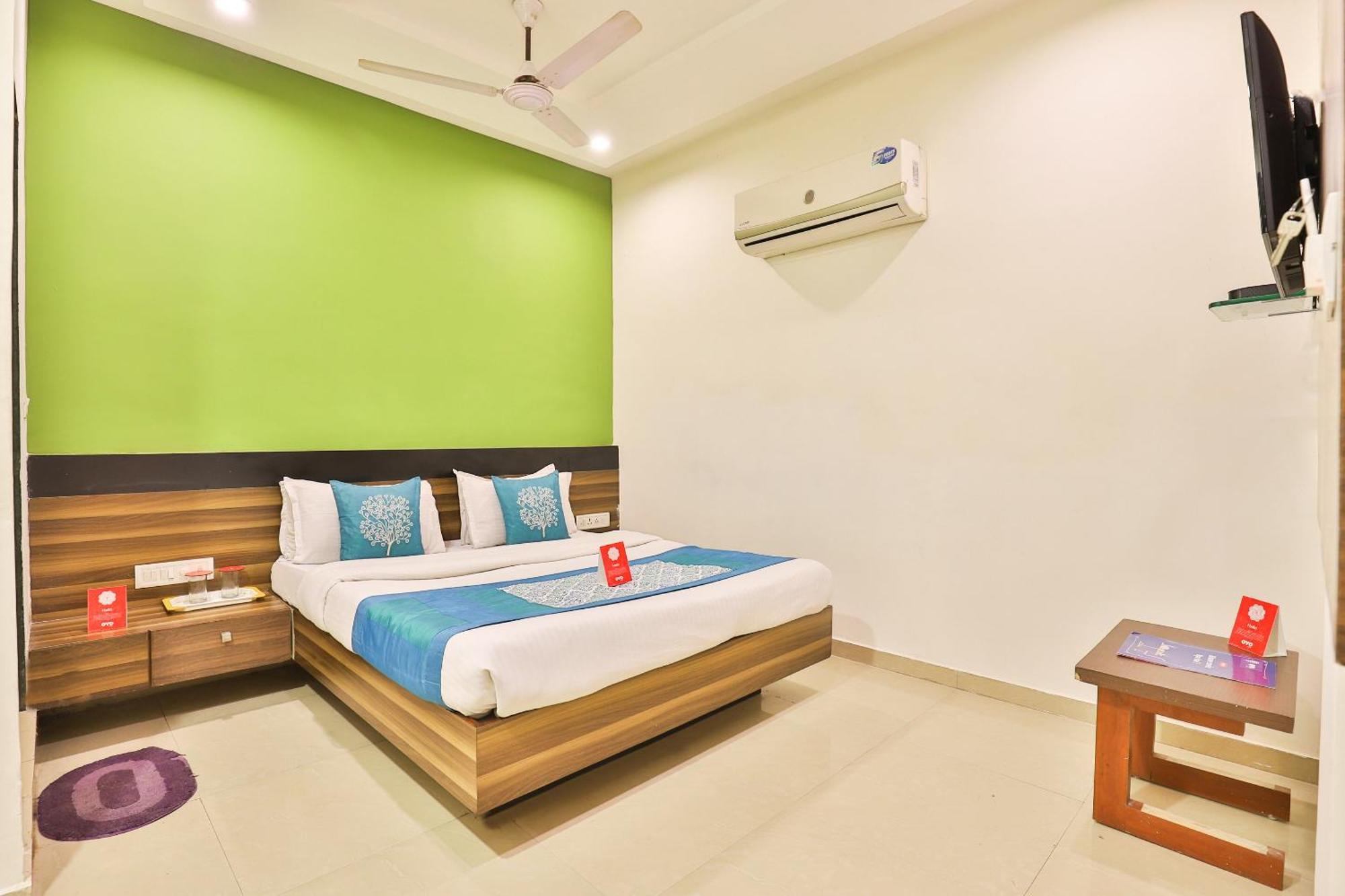 Super Hotel O Apollo Ahmedabad Buitenkant foto