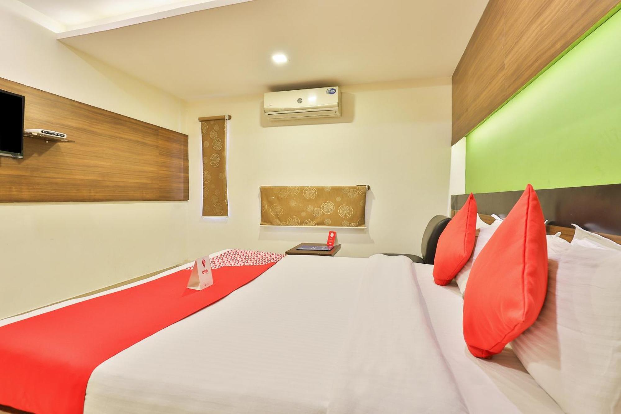 Super Hotel O Apollo Ahmedabad Buitenkant foto