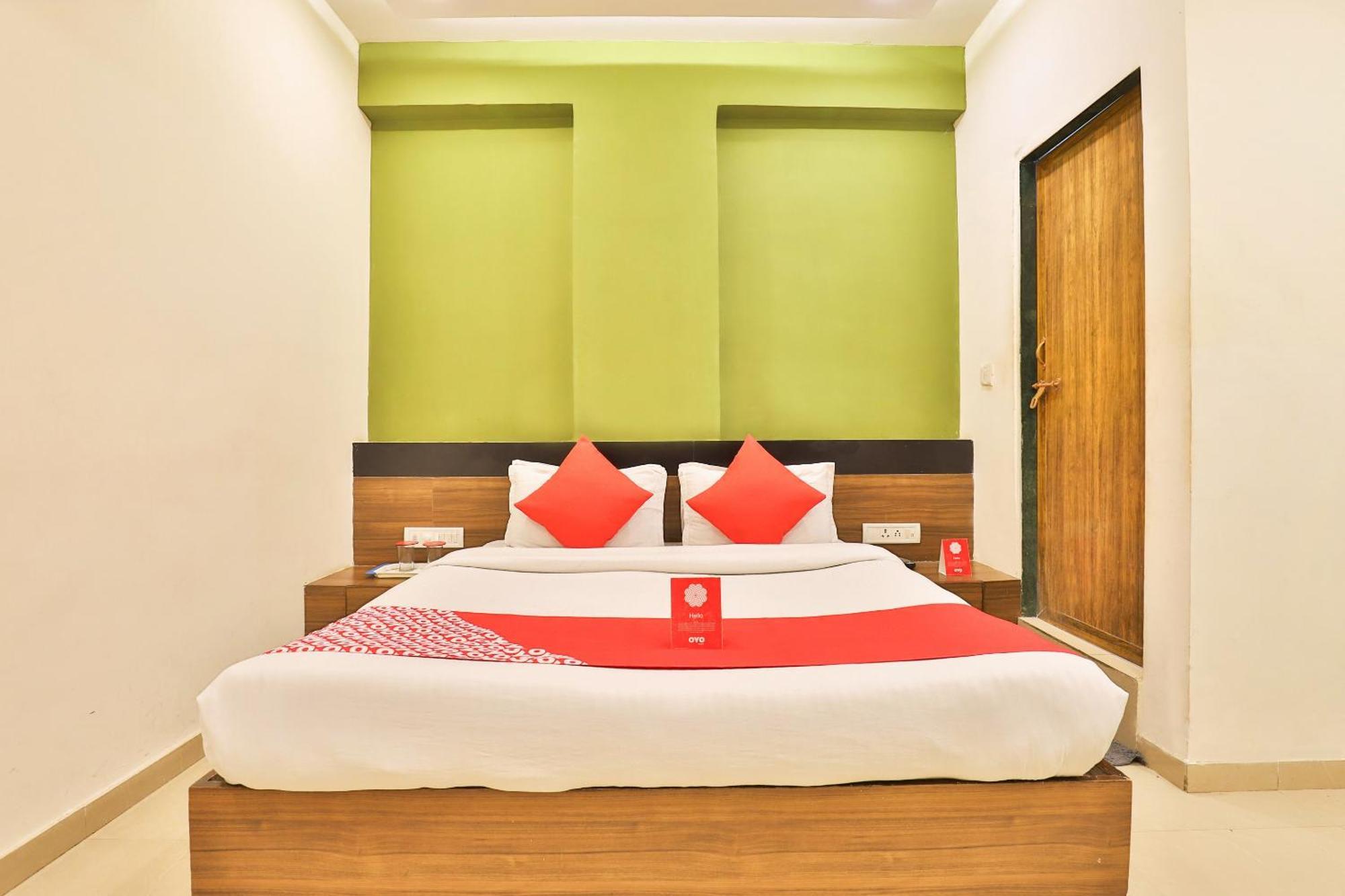 Super Hotel O Apollo Ahmedabad Buitenkant foto