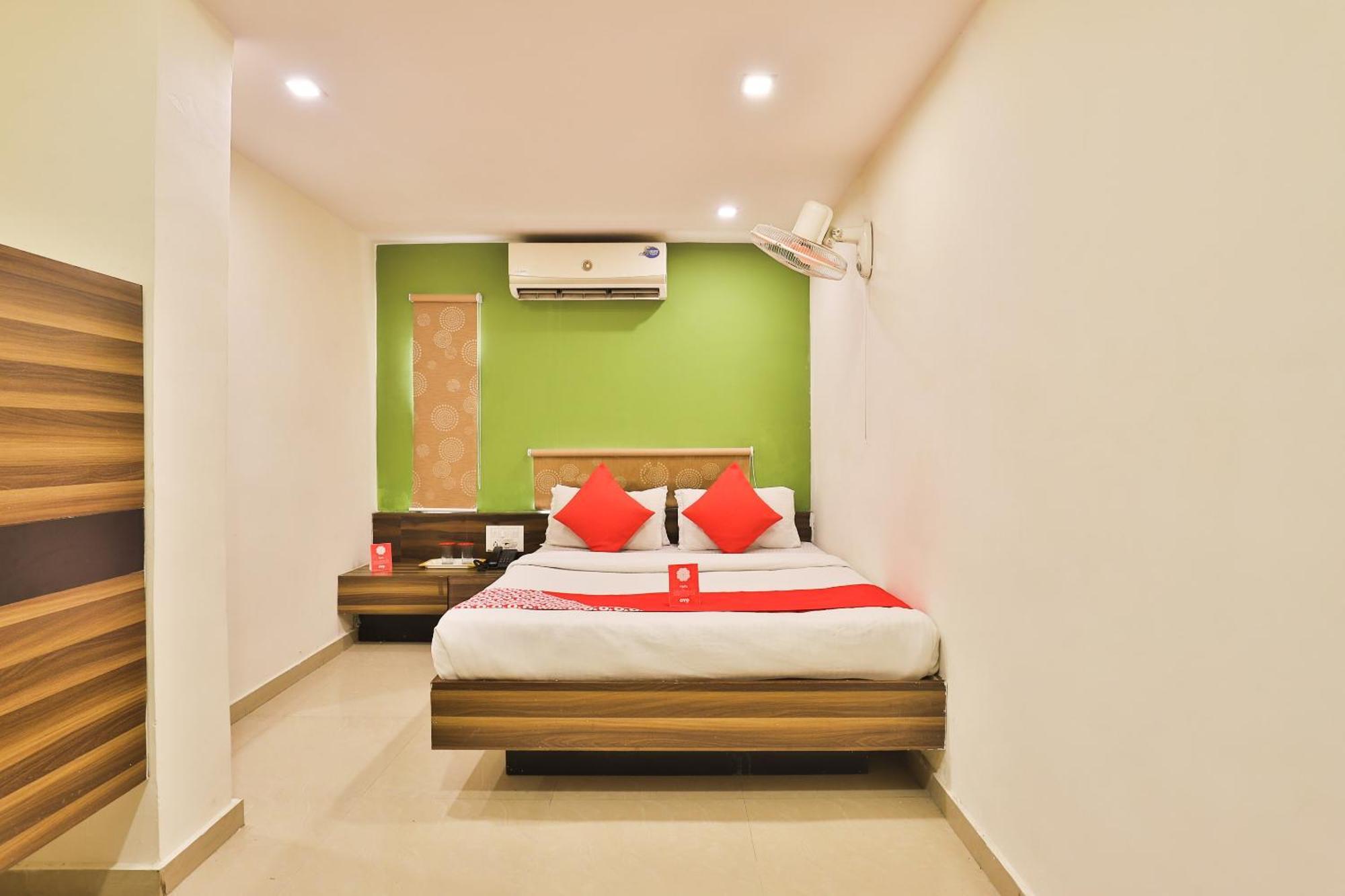 Super Hotel O Apollo Ahmedabad Buitenkant foto
