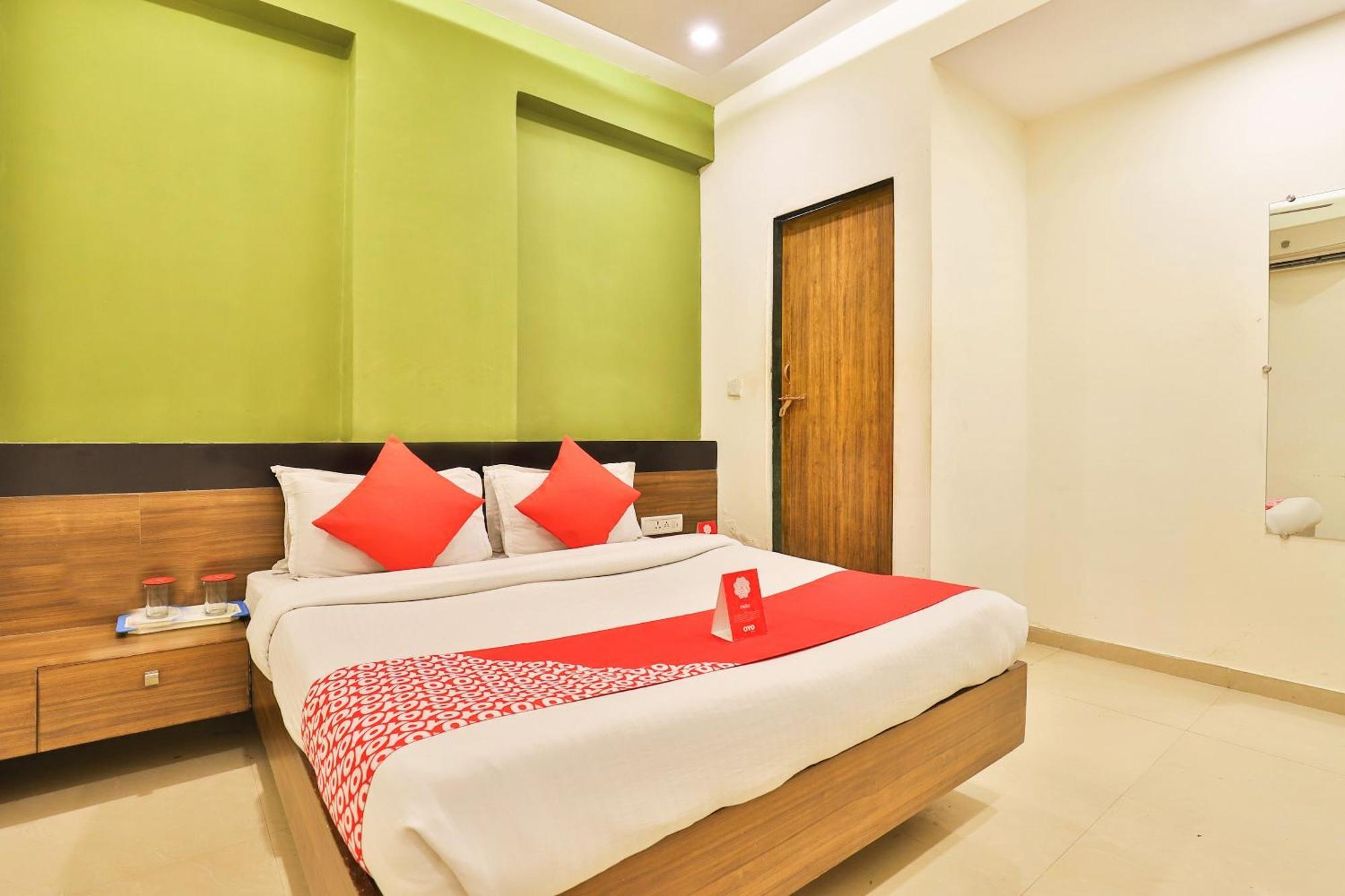 Super Hotel O Apollo Ahmedabad Buitenkant foto