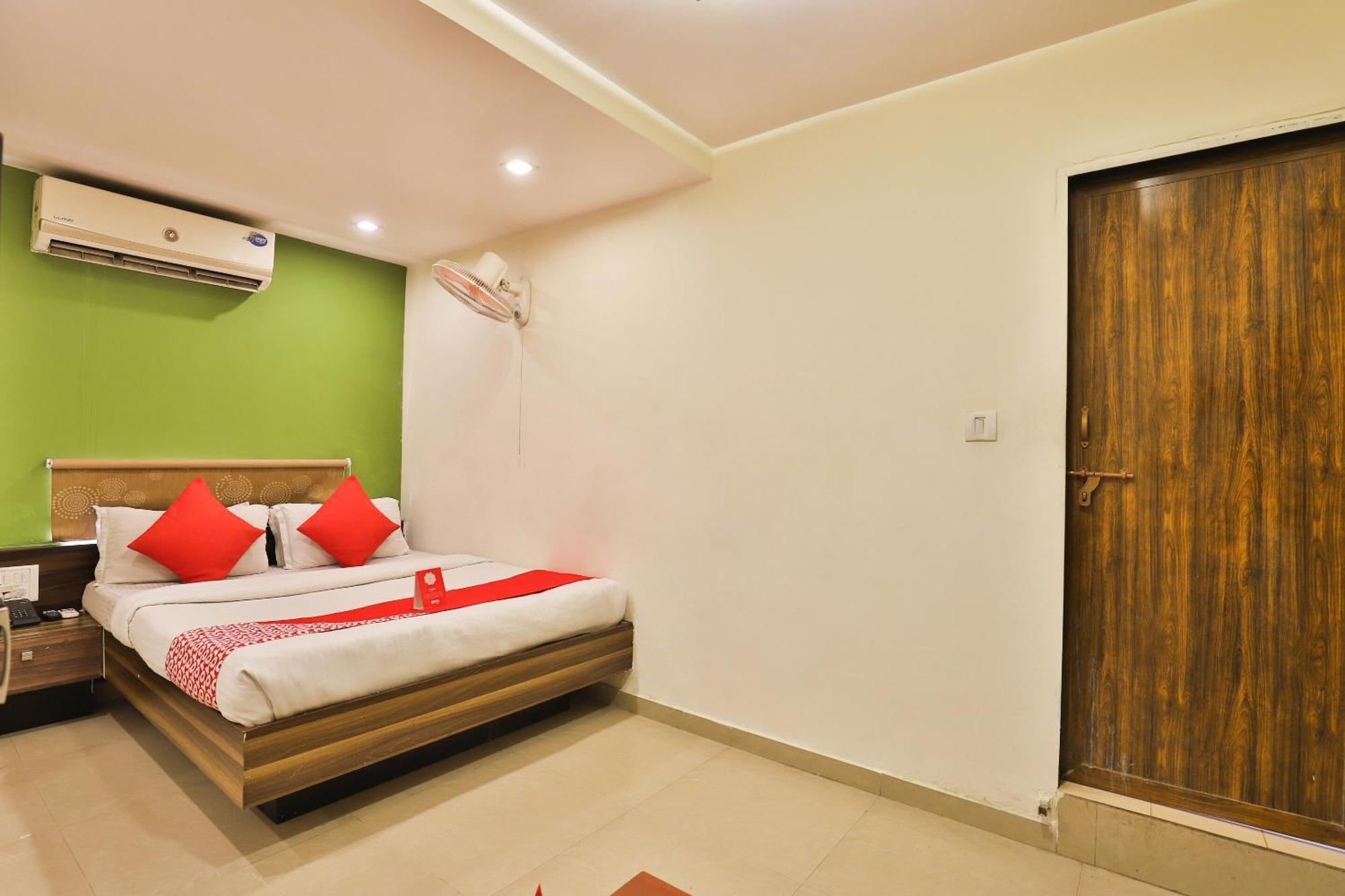 Super Hotel O Apollo Ahmedabad Buitenkant foto