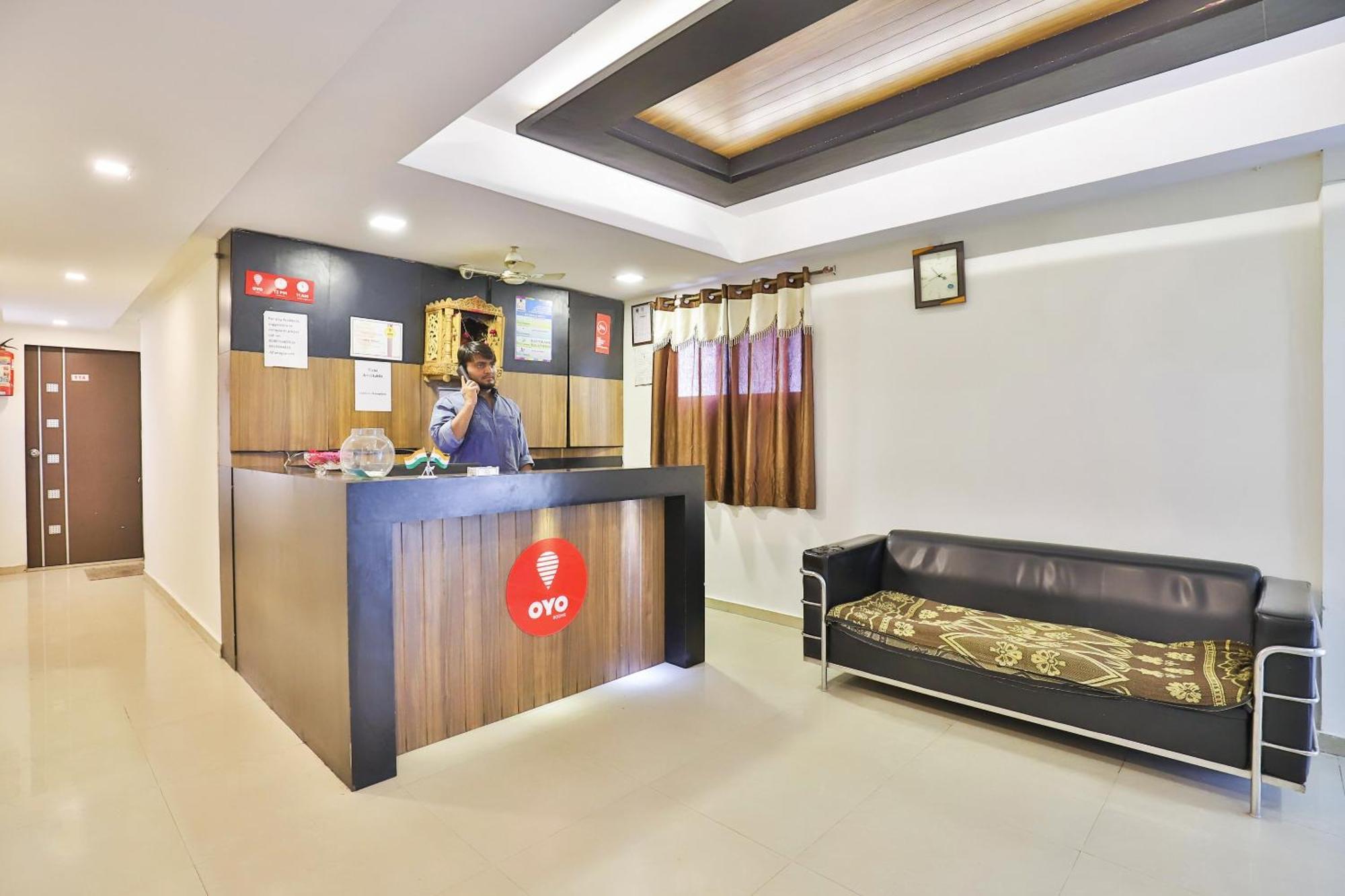 Super Hotel O Apollo Ahmedabad Buitenkant foto