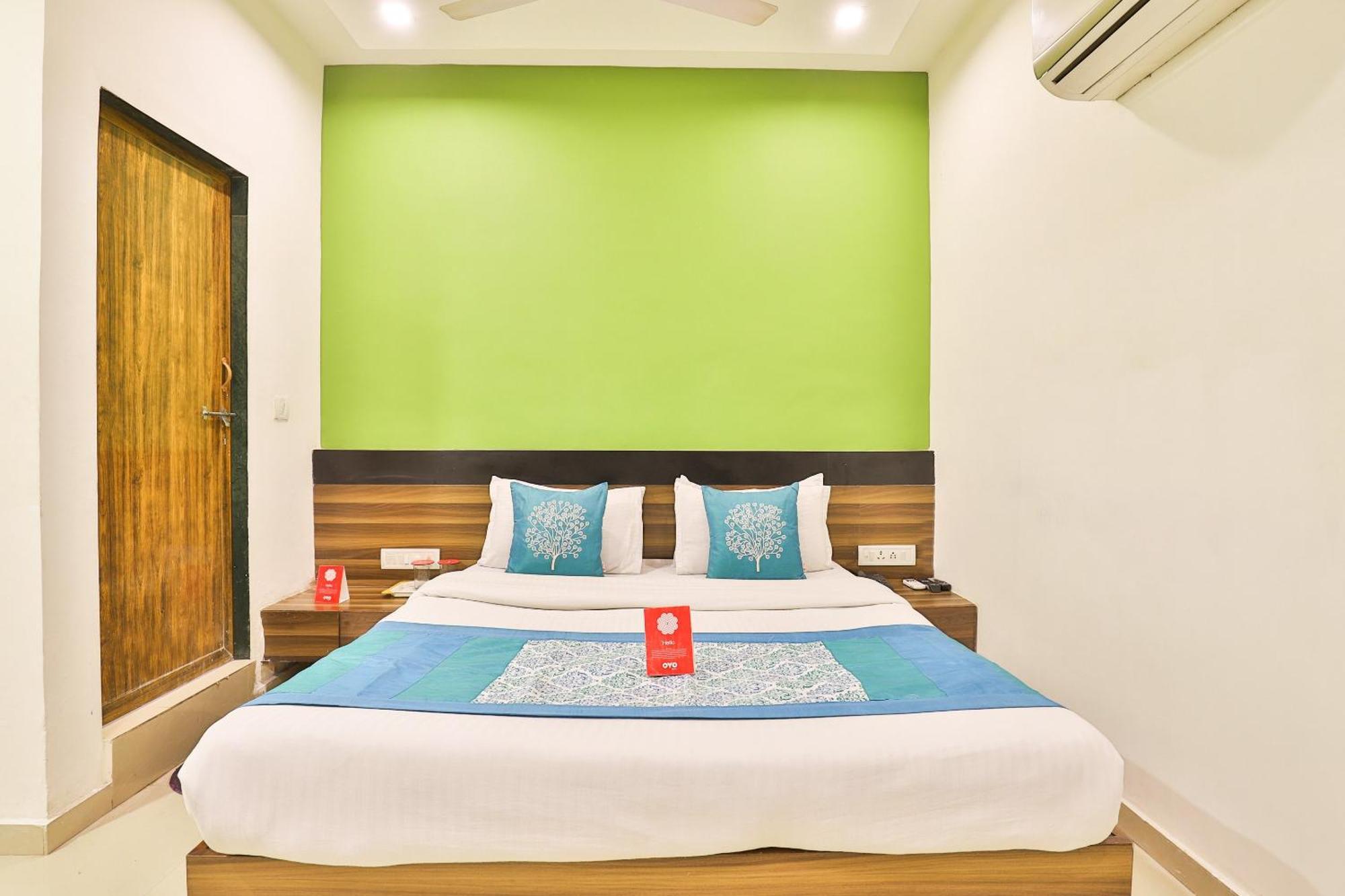 Super Hotel O Apollo Ahmedabad Buitenkant foto