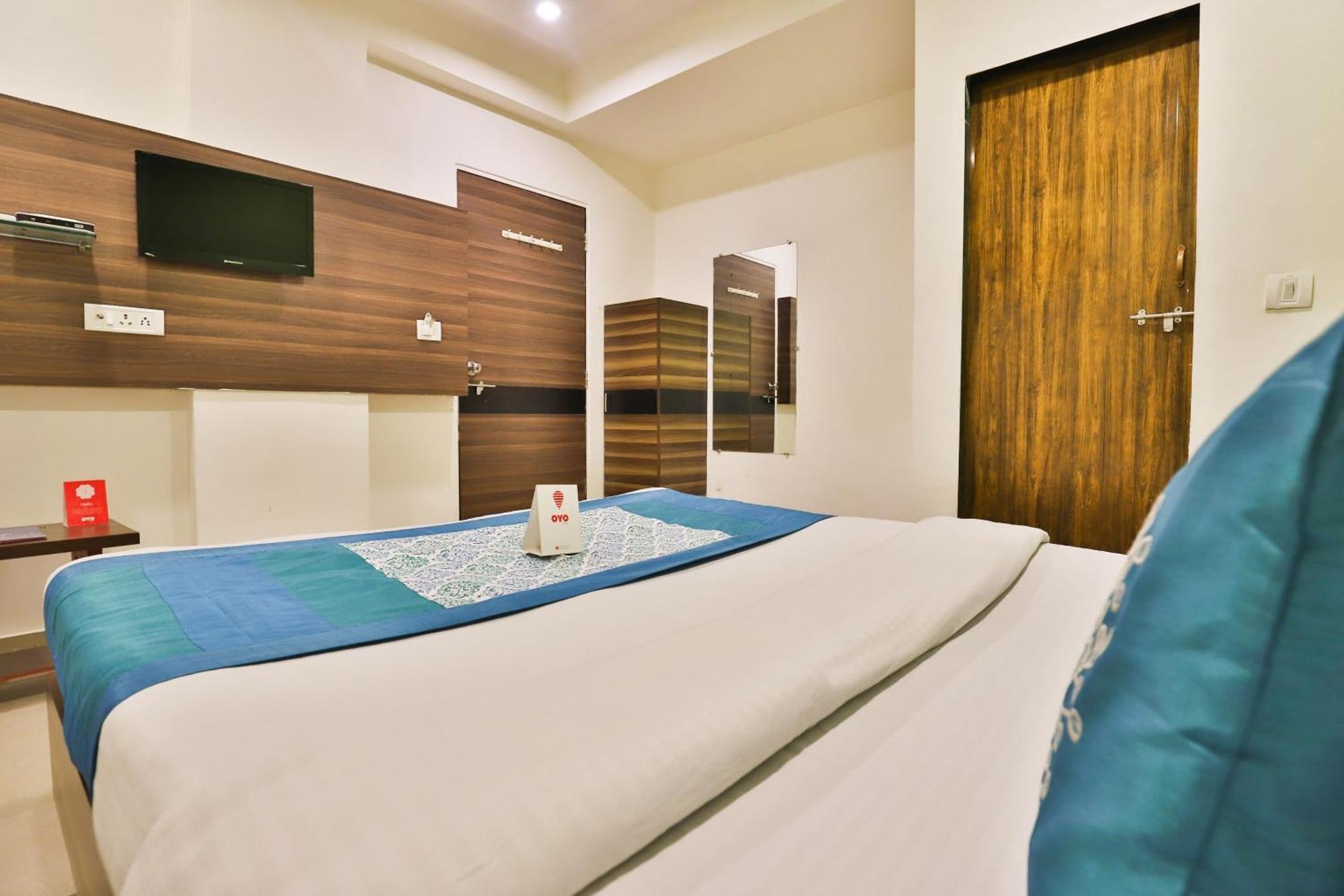 Super Hotel O Apollo Ahmedabad Buitenkant foto
