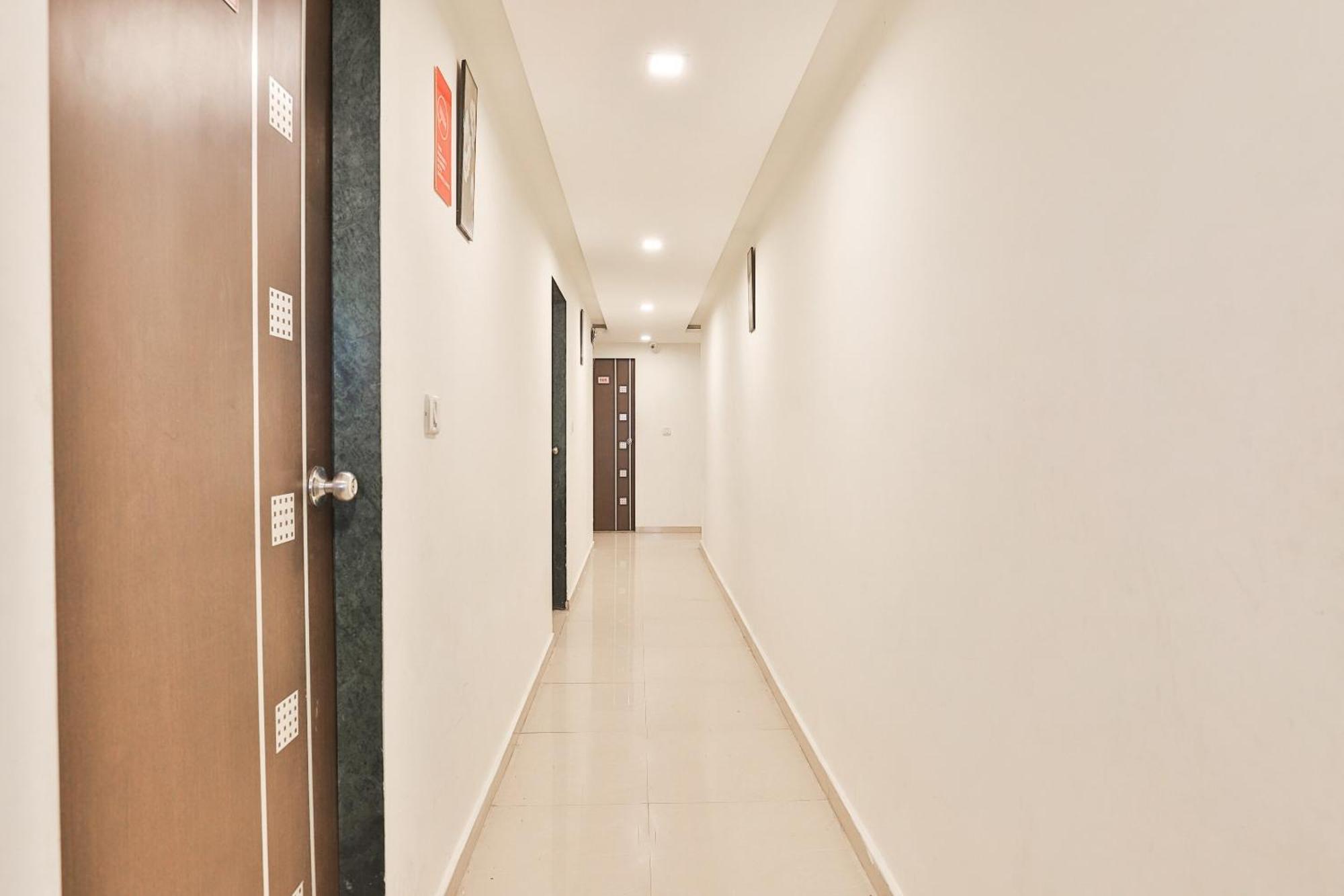 Super Hotel O Apollo Ahmedabad Buitenkant foto