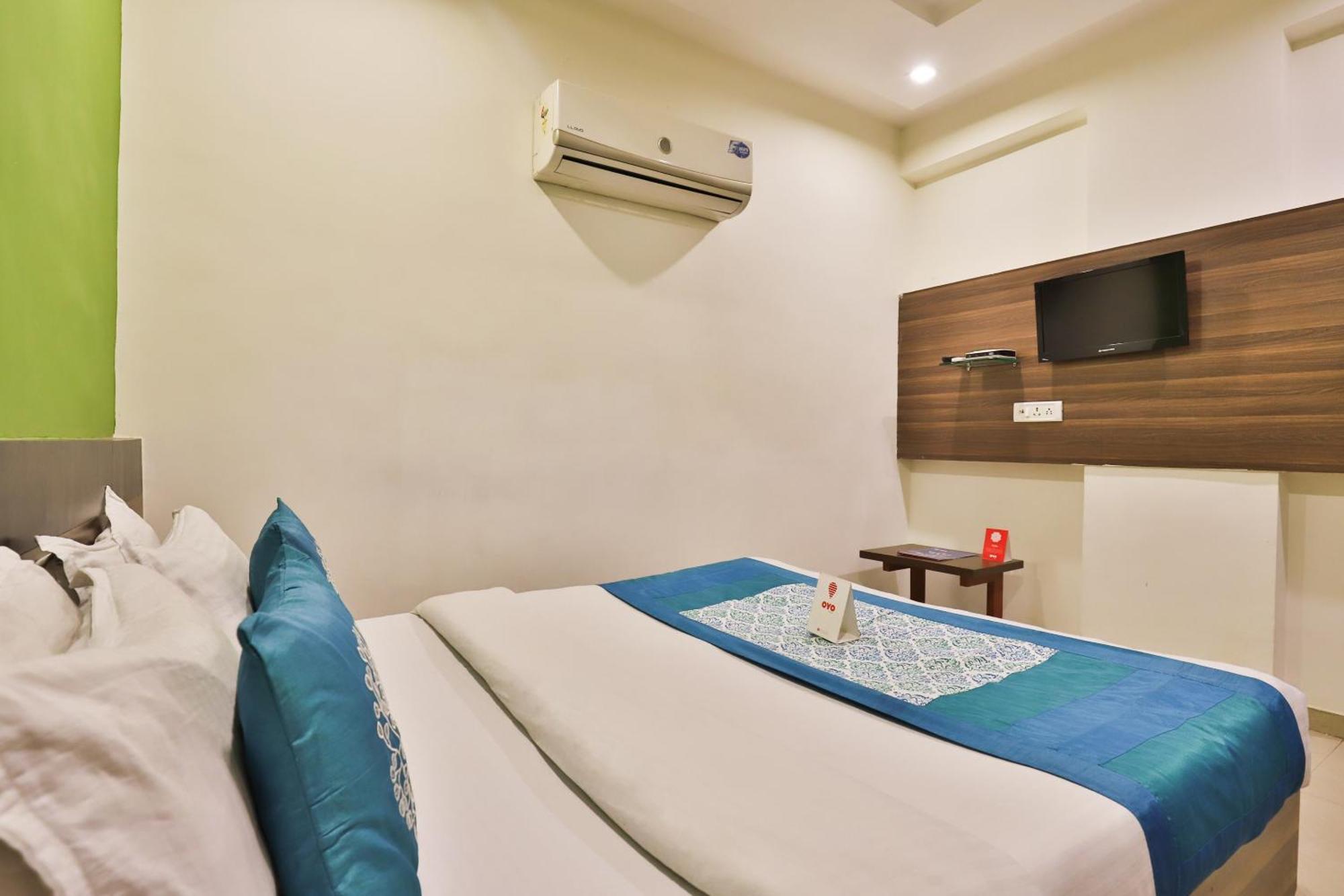 Super Hotel O Apollo Ahmedabad Buitenkant foto